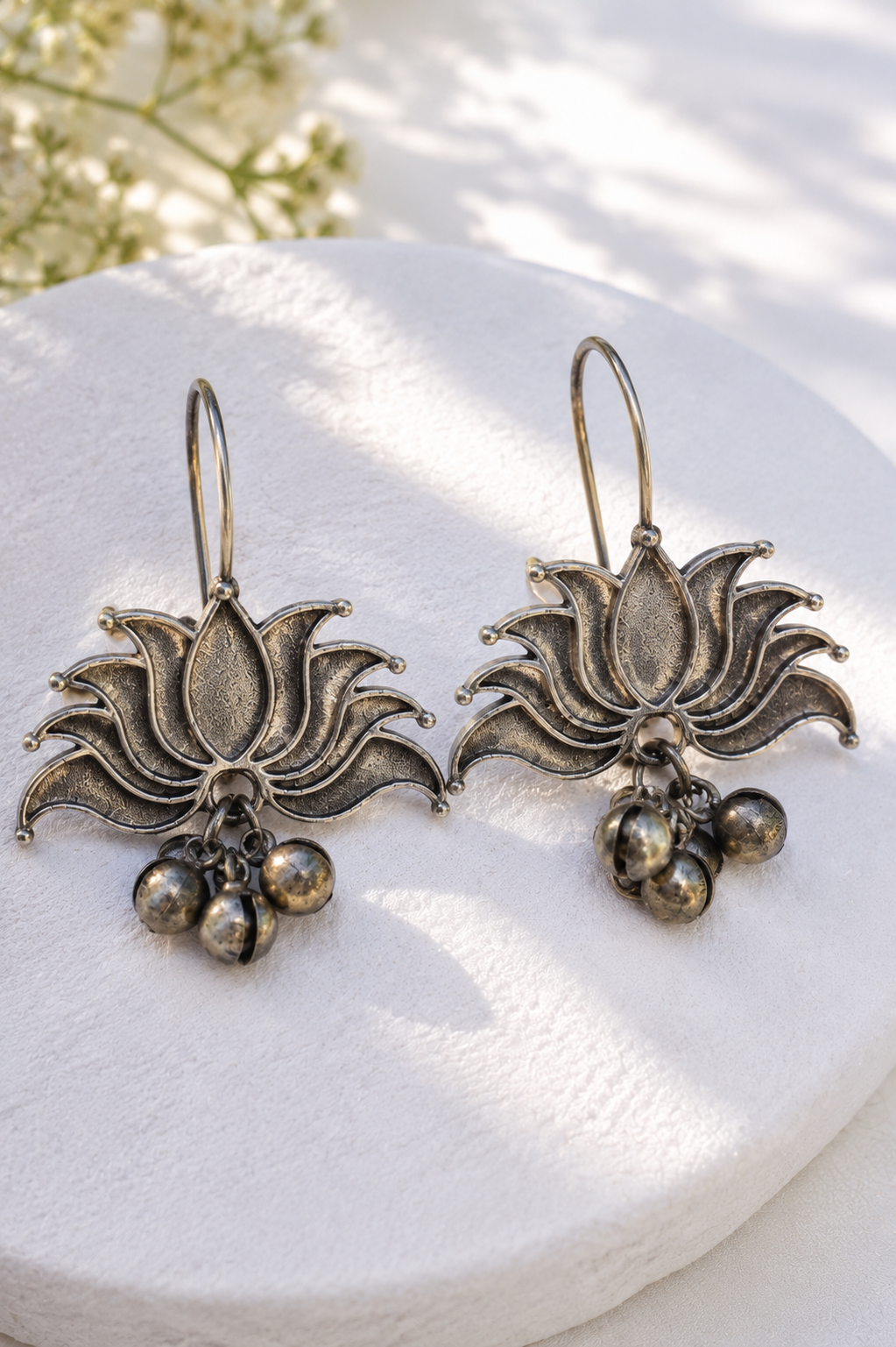 Lotus Dangler